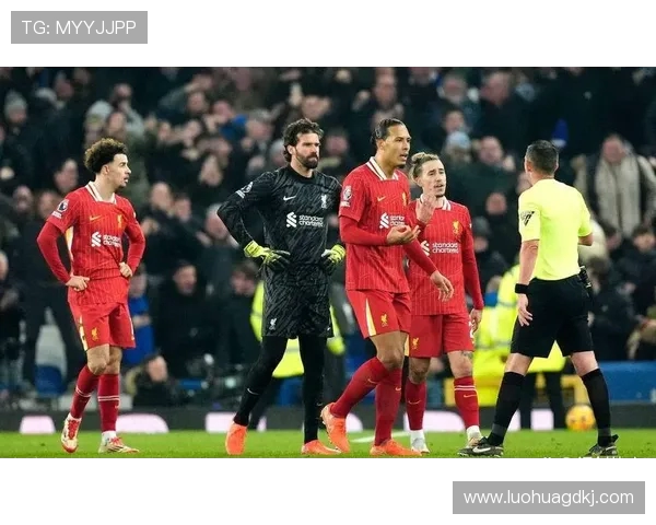 利物浦与埃弗顿比赛中VAR裁判的关键判罚分析与争议解读